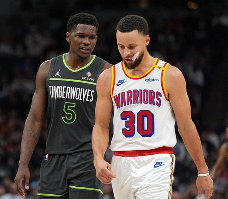 5 月 13 日,NBA 季后赛西部半决赛激战正酣,金州勇士队客场挑战明尼苏达森林狼队,这场比赛吸引了无数球迷的目光。比赛进程跌宕起伏,而勇士队球员小佩顿在第二节的一次争议判罚,成为了比赛中的一个焦点话题。